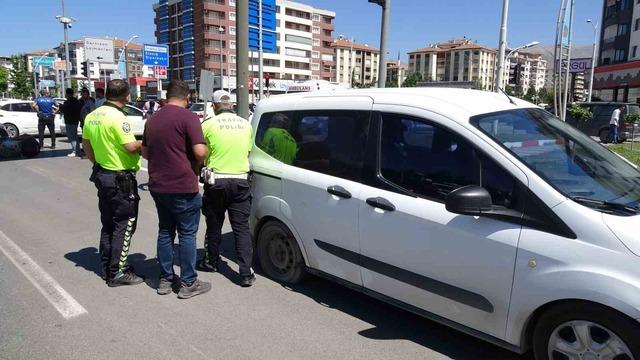 Sivil polis aracı ile motosiklet &ccedil;arpıştı: 1 yaralı 3