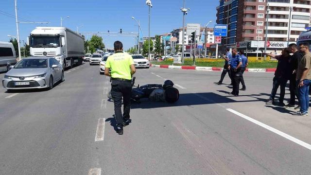 Sivil polis aracı ile motosiklet &ccedil;arpıştı: 1 yaralı 2