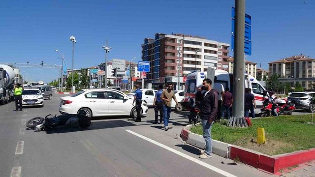 Sivil polis aracı ile motosiklet &ccedil;arpıştı: 1 yaralı 1