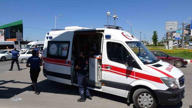 Sivil polis aracı ile motosiklet çarpıştı: 1 yaralı