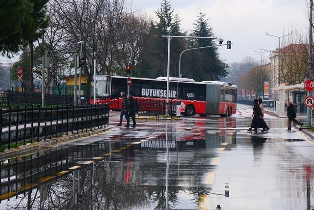 Sakarya&rsquo;da metrob&uuml;s 1 yaşında: 3 milyon 650 bin yolcu taşıdı 4