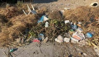 Yol kenarları &ccedil;&ouml;ple doldu, mahalleli isyan etti