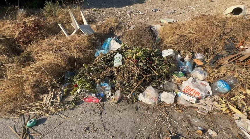Yol kenarları &ccedil;&ouml;ple doldu, mahalleli isyan etti
