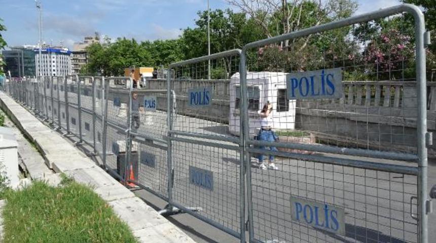 Taksim'de Gezi Parkı'nın etrafı polis bariyerleriyle çevrildi
