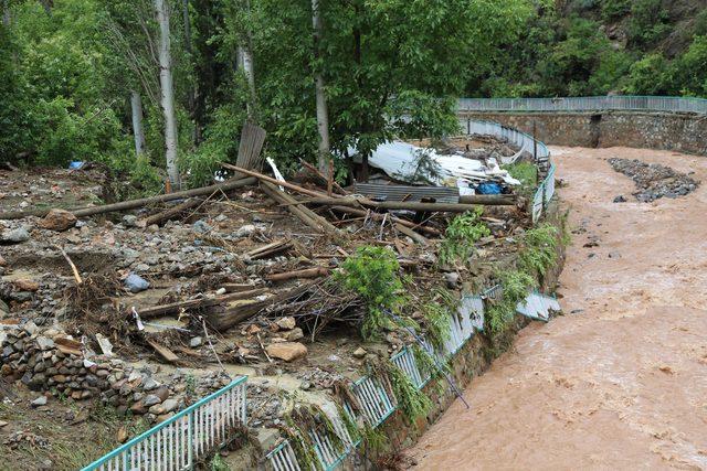 Artvin'de evleri sel bastı, araçlar toprak altında kaldı