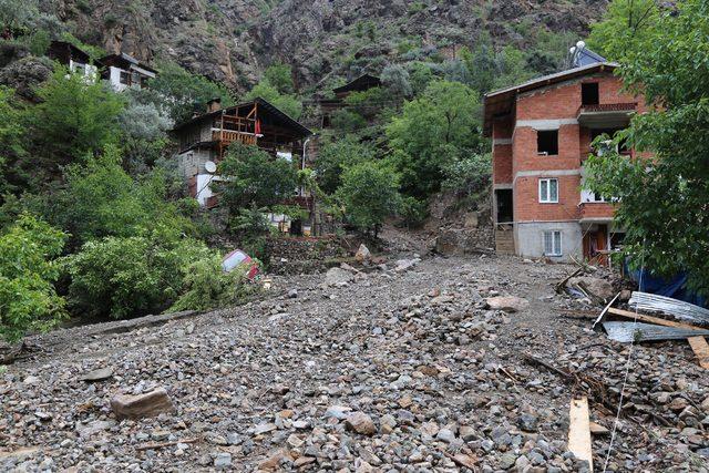 Artvin'de evleri sel bastı, araçlar toprak altında kaldı