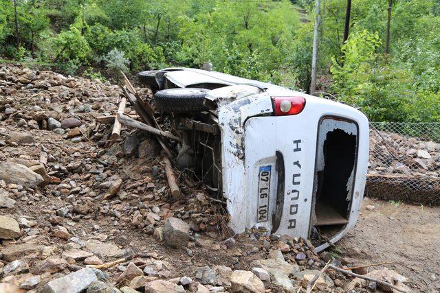 Artvin'de evleri sel bastı, araçlar toprak altında kaldı