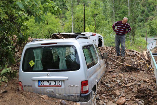 Artvin'de evleri sel bastı, araçlar toprak altında kaldı