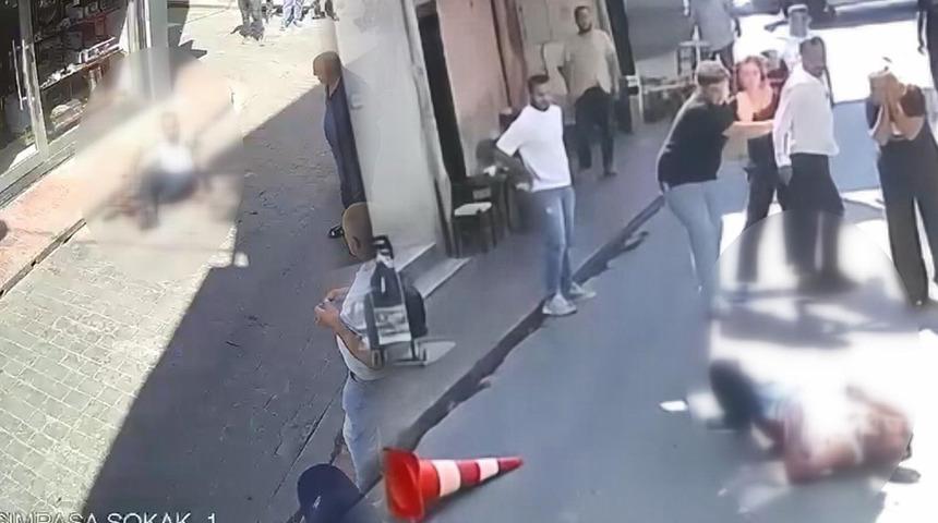 İstanbul'da iğren&ccedil; olay! 15 yaşındaki kız &ccedil;ocuğunu taciz etti: Kızın ailesi yaşlı adamı bı&ccedil;akladı