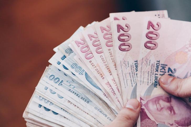 Son soru! Bir bankanın şubesine gidip gişeden "başkasının hesabına" nakit para yatırmak istediğinde ne olur?