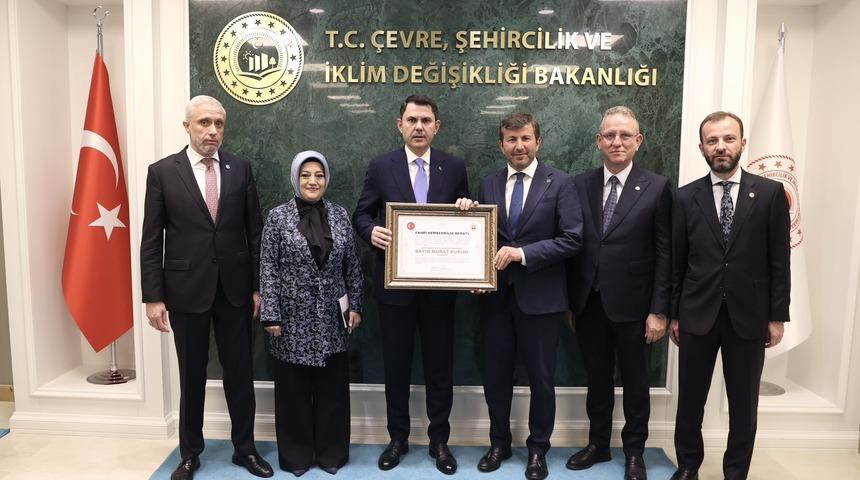Bakan Kurum'a Pazarlar Belediyesince "fahri hemşehrilik beratı" verildi