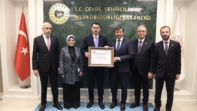 Bakan Kurum'a Pazarlar Belediyesince fahri hemşehrilik beratı verildi