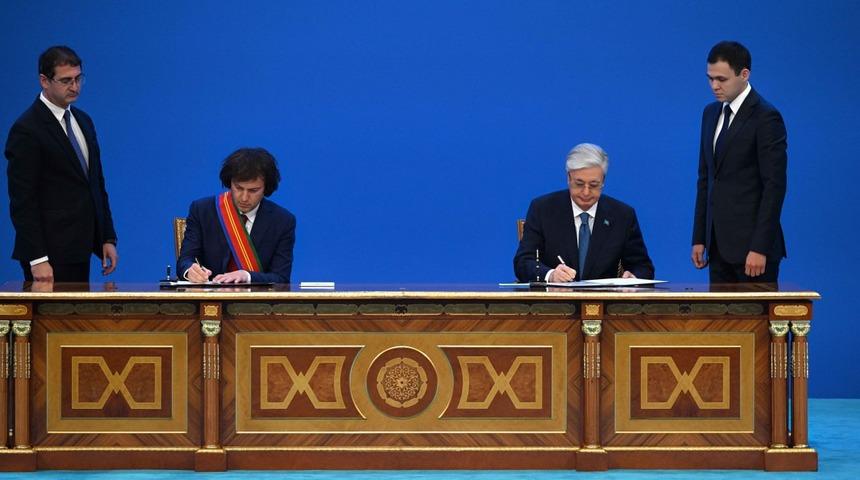 Kazakistan ile G&uuml;rcistan arasında stratejik ortaklık kurulmasına ilişkin bildiri imzalandı