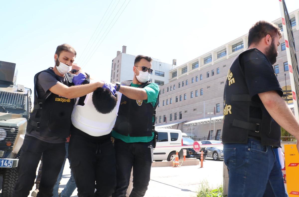 Eskişehir de sokakta 5 kişiyi bı&ccedil;aklamıştı! Cezaevinde intihar etti 3