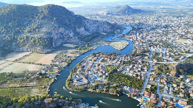 Dağı ve yerleşim alanını ikiye bölüyordu: Bölge renk değiştirecek!