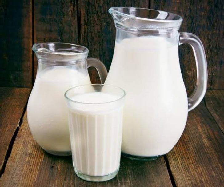 Bir marketten aldığın s&uuml;t&uuml;n son kullanma tarihinin 3 g&uuml;n ge&ccedil;tiğini eve gelince fark ettin. Ne yapmalısın?
