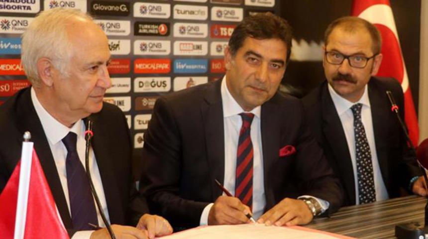 Trabzonspor'un yeni teknik direkt&ouml;r&uuml; &Uuml;nal Karaman imzayı attı