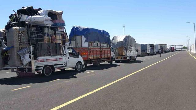 Kilis&rsquo;te karne zili &ccedil;aldı, Suriyelilerin g&ouml;n&uuml;ll&uuml; d&ouml;n&uuml;şleri başladı 4