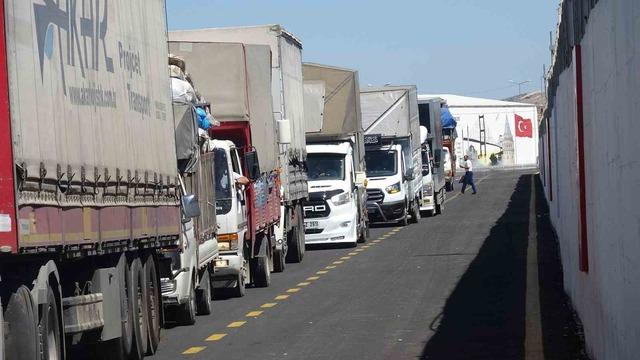 Kilis&rsquo;te karne zili &ccedil;aldı, Suriyelilerin g&ouml;n&uuml;ll&uuml; d&ouml;n&uuml;şleri başladı 3