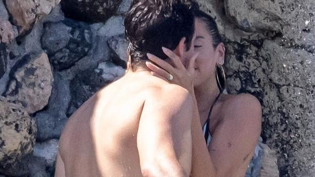 Dua Lipa balayında kocasına olay pozlar verdi