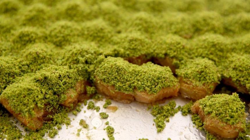 Baklava üreticileri 'fıstık stokçularından' rahatsız