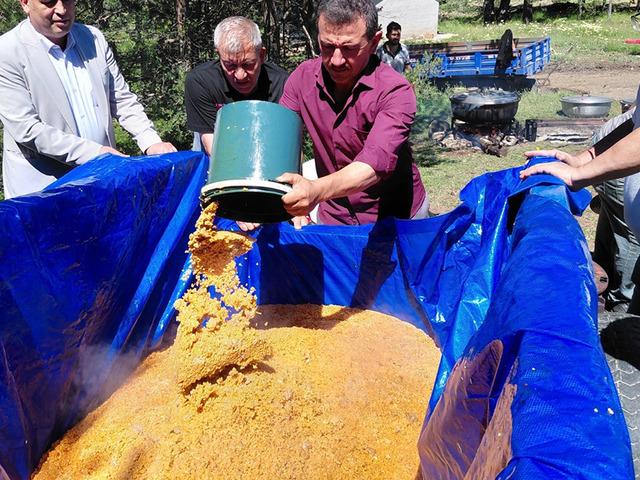 500 kilo bulgur, 450 kilo et t&uuml;ketildi! Bu gelenek i&ccedil;in kilometrelerce yoldan geldiler