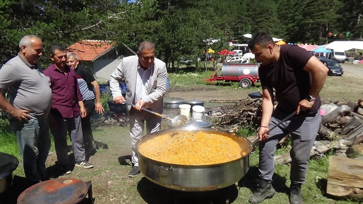 500 kilo bulgur, 450 kilo et t&uuml;ketildi! Bu gelenek i&ccedil;in kilometrelerce yoldan geldiler 1