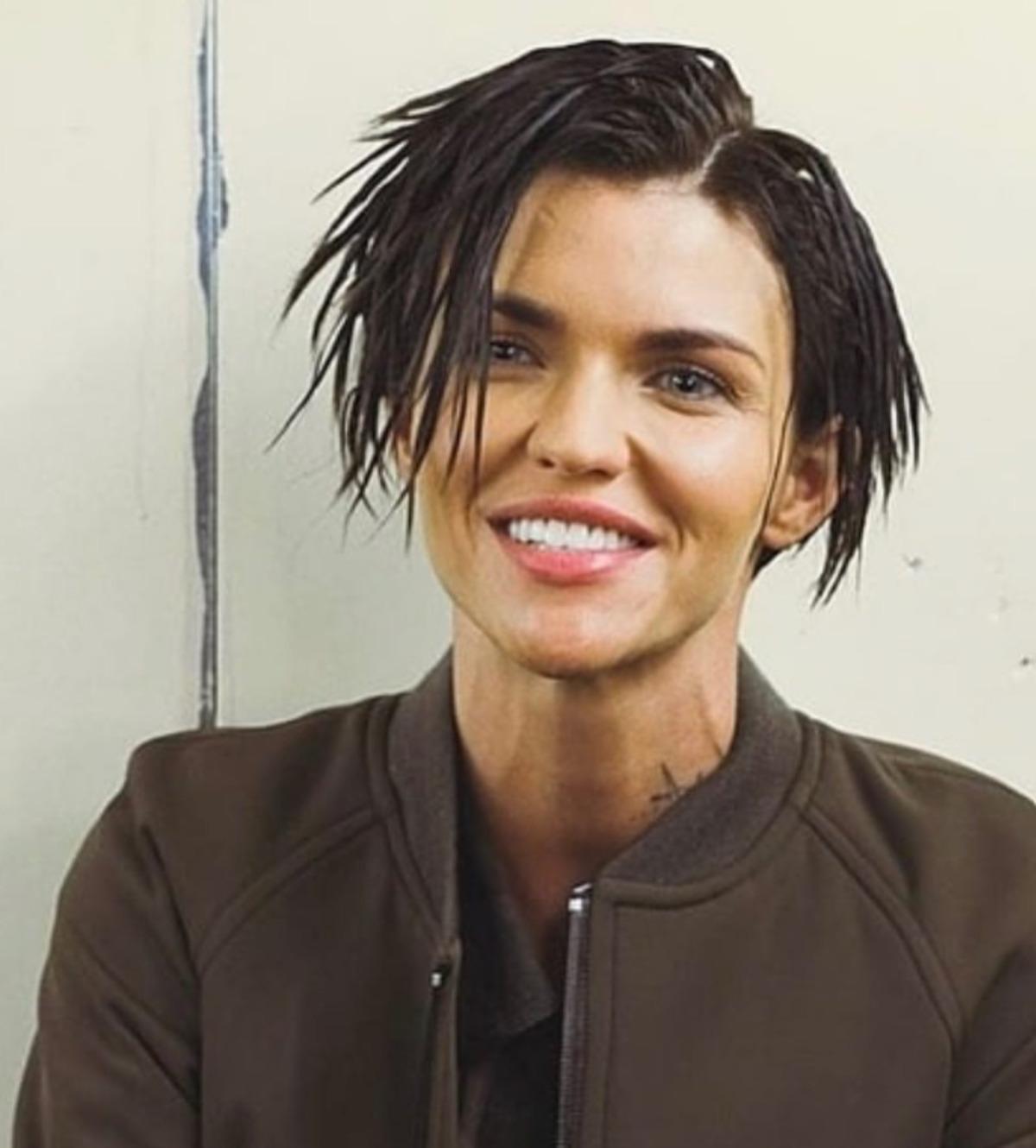 Ruby Rose havuz kazası ge&ccedil;irdi: İki kaburgası kırıldı 2