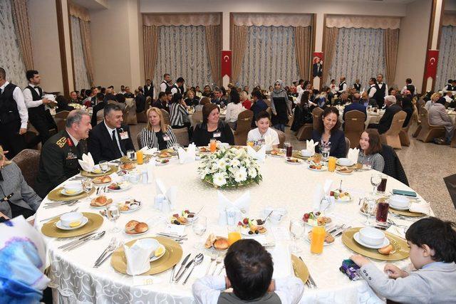 Hulusi Akar: İçimizdeki hainler temizlendikçe daha da güçleniyoruz