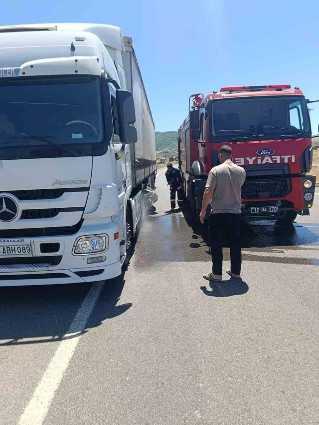 Seyir halindeki tırın lastikleri alev aldı 2