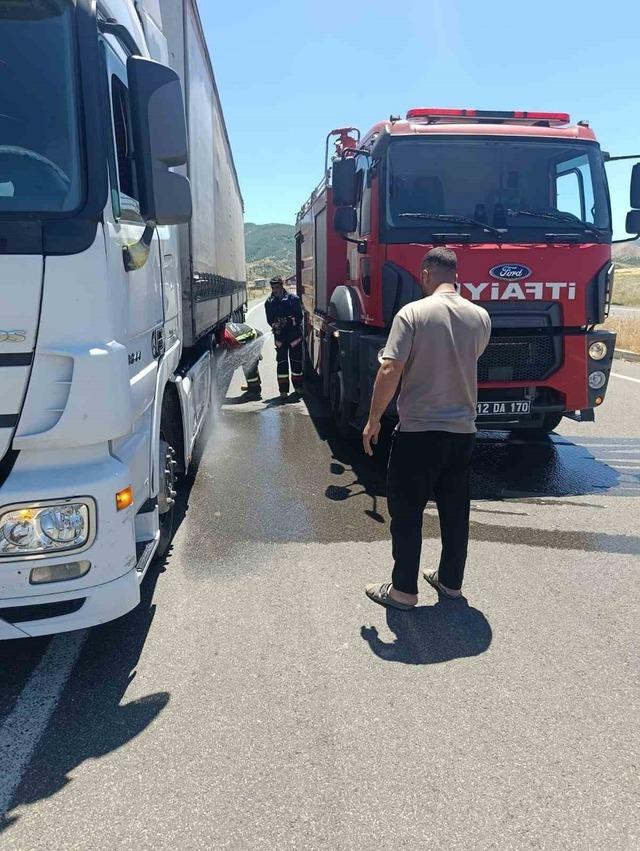 Seyir halindeki tırın lastikleri alev aldı 1