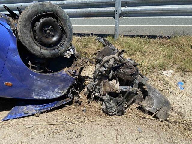 Bariyerlere &ccedil;arpan hafif ticari ara&ccedil; ters d&ouml;nd&uuml;: 3 yaralı 4