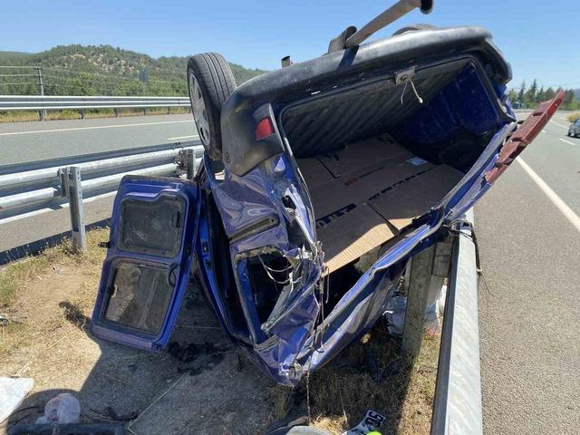 Bariyerlere &ccedil;arpan hafif ticari ara&ccedil; ters d&ouml;nd&uuml;: 3 yaralı 3