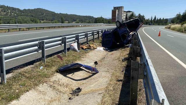 Bariyerlere &ccedil;arpan hafif ticari ara&ccedil; ters d&ouml;nd&uuml;: 3 yaralı 2