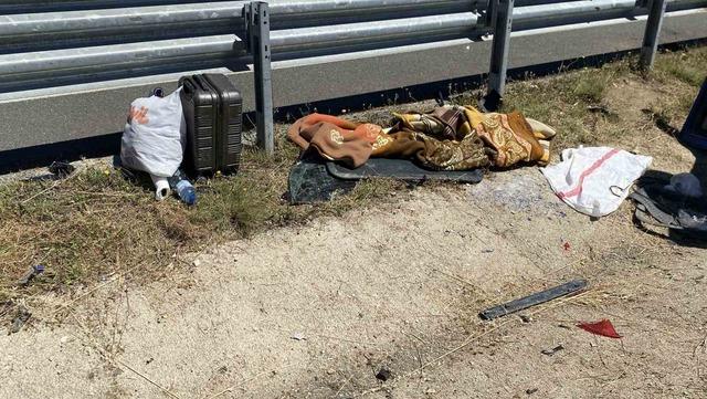 Bariyerlere &ccedil;arpan hafif ticari ara&ccedil; ters d&ouml;nd&uuml;: 3 yaralı 1