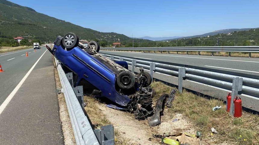 Bariyerlere &ccedil;arpan hafif ticari ara&ccedil; ters d&ouml;nd&uuml;: 3 yaralı