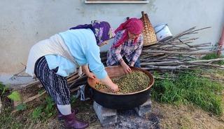 Kazanlar ateşe verildi, doğal şifa i&ccedil;in kaynatılıyor