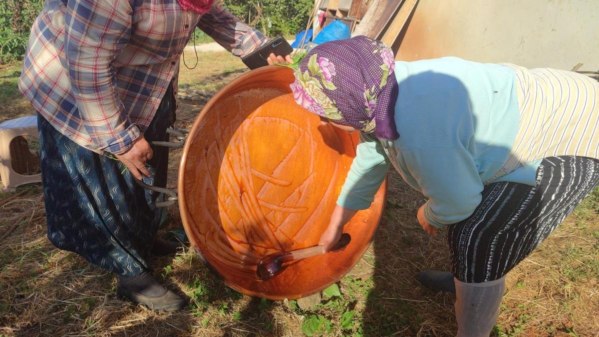 Kazanlar ateşe verildi, doğal şifa i&ccedil;in kaynatılıyor 3