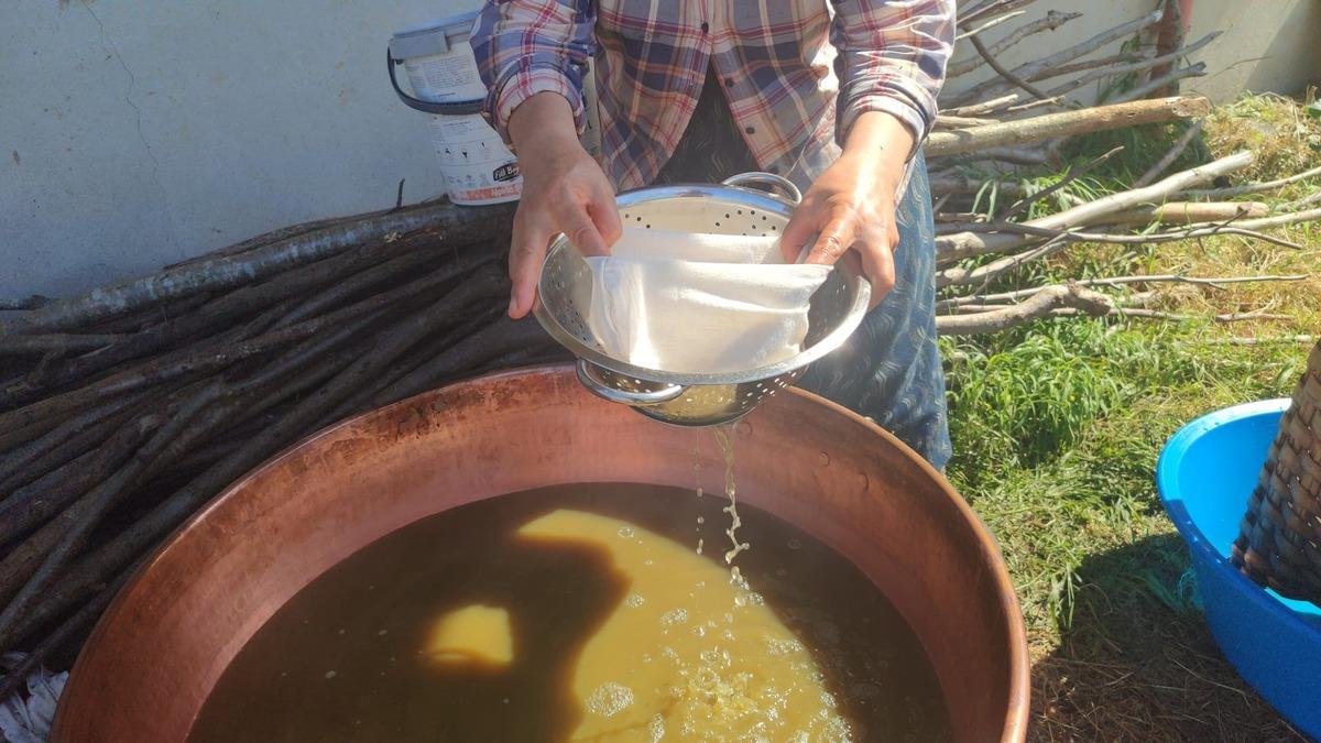Kazanlar ateşe verildi, doğal şifa i&ccedil;in kaynatılıyor 2