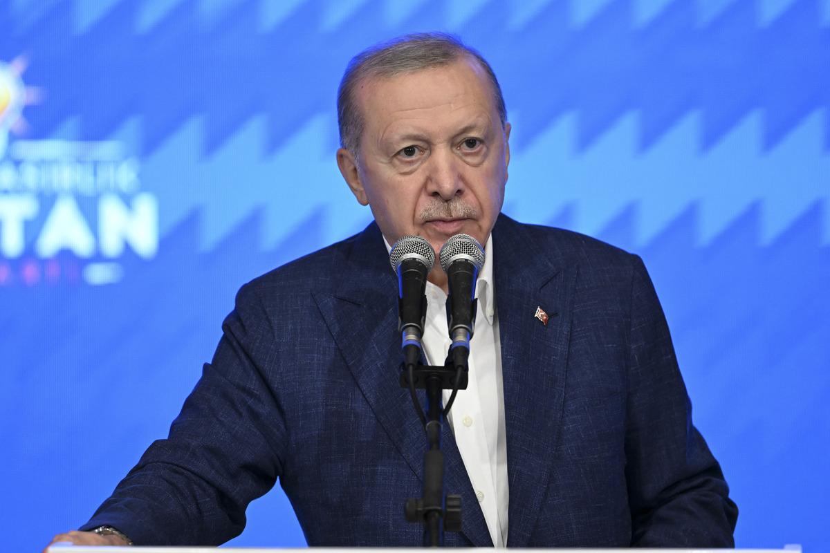 Deniz G&ouml;ktaş, &Ouml;zg&uuml;r &Ouml;zel i de g&uuml;ld&uuml;rm&uuml;ş: "Erdoğan la 30 yıllık birlikteliğini sonlandıracağız" 2