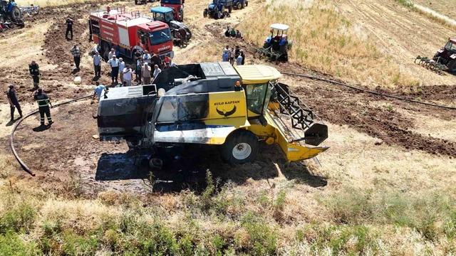 Buğday hasadı sırasında bi&ccedil;erd&ouml;ver alevlere teslim oldu 2