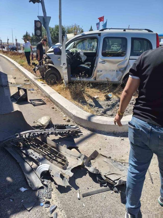 Diyarbakır&rsquo;da trafik kazası: 3 yaralı 1