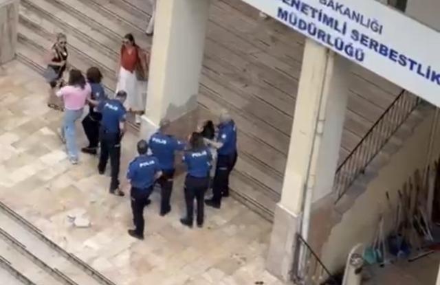 Polisin &ouml;n&uuml;nde kadın kavgası 1