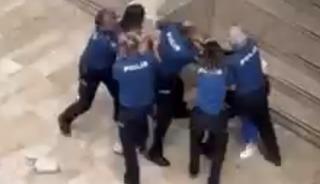 Polisin &ouml;n&uuml;nde kadın kavgası