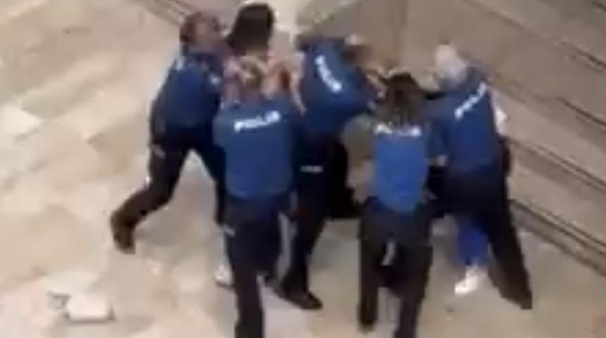 Polisin &ouml;n&uuml;nde kadın kavgası