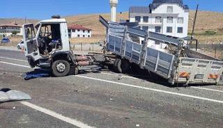 Elazığ&rsquo;da kamyonlar &ccedil;arpıştı: 1 yaralı