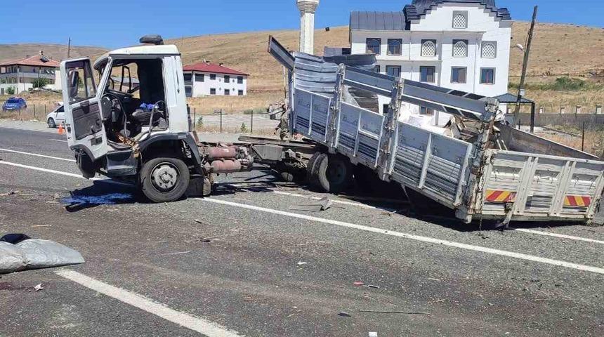 Elazığ&rsquo;da kamyonlar &ccedil;arpıştı: 1 yaralı