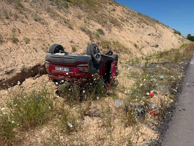 Takla atan otomobildeki 2 kişi yaralandı 1