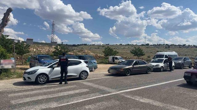 Gaziantep&rsquo;te şok yol kontrol uygulaması: 74 aranan şahıs yakalandı 4