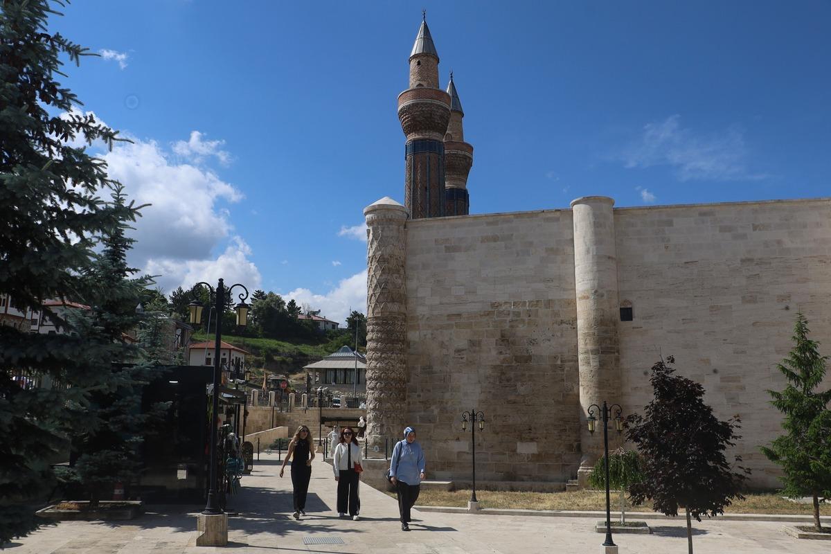 Sivas taki 752 yıllık sır gibi yapı yeniden keşfedildi! Akın akın geliyorlar 1